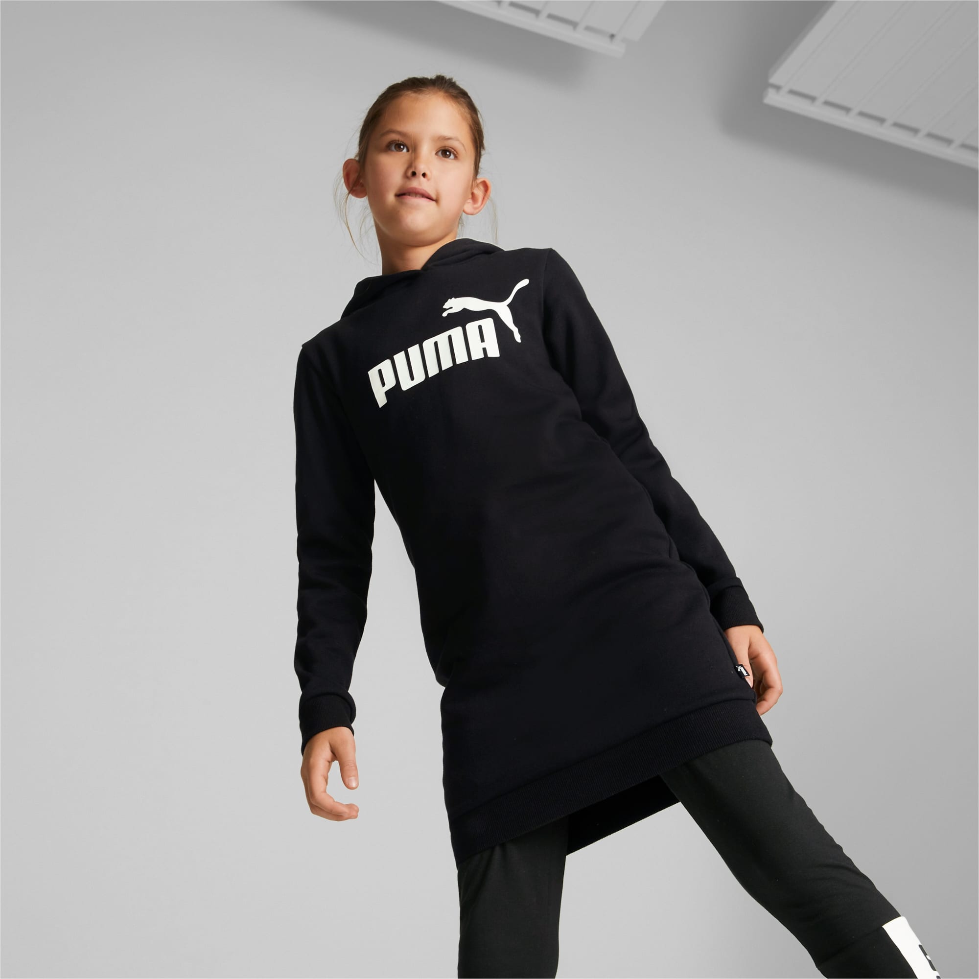 Robe-a-capuche-Essentials-Logo-Enfant-et-Adolescent-7.jpg Robe à capuche Essentials Logo Enfant et Adolescent NOIR – Image 1