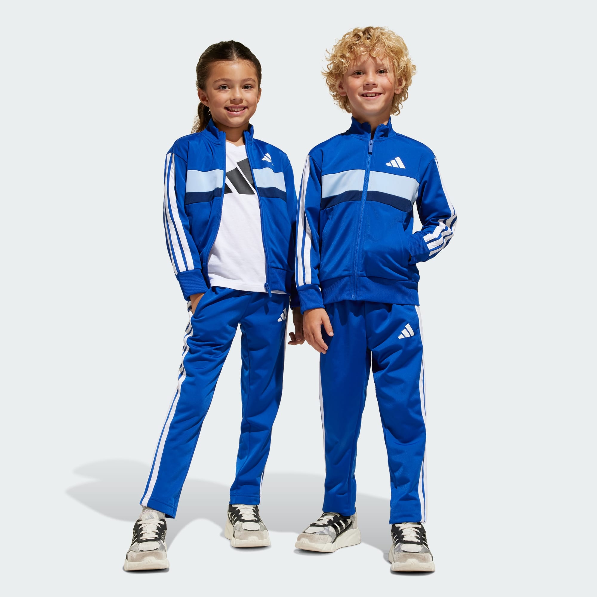 ensemble-de-survetement-adidas-tiberio-3-bandes-enfant-original-algerie-dz-8.jpg Ensemble de Survêtement Adidas Tiberio 3 Bandes Enfant – Image 1