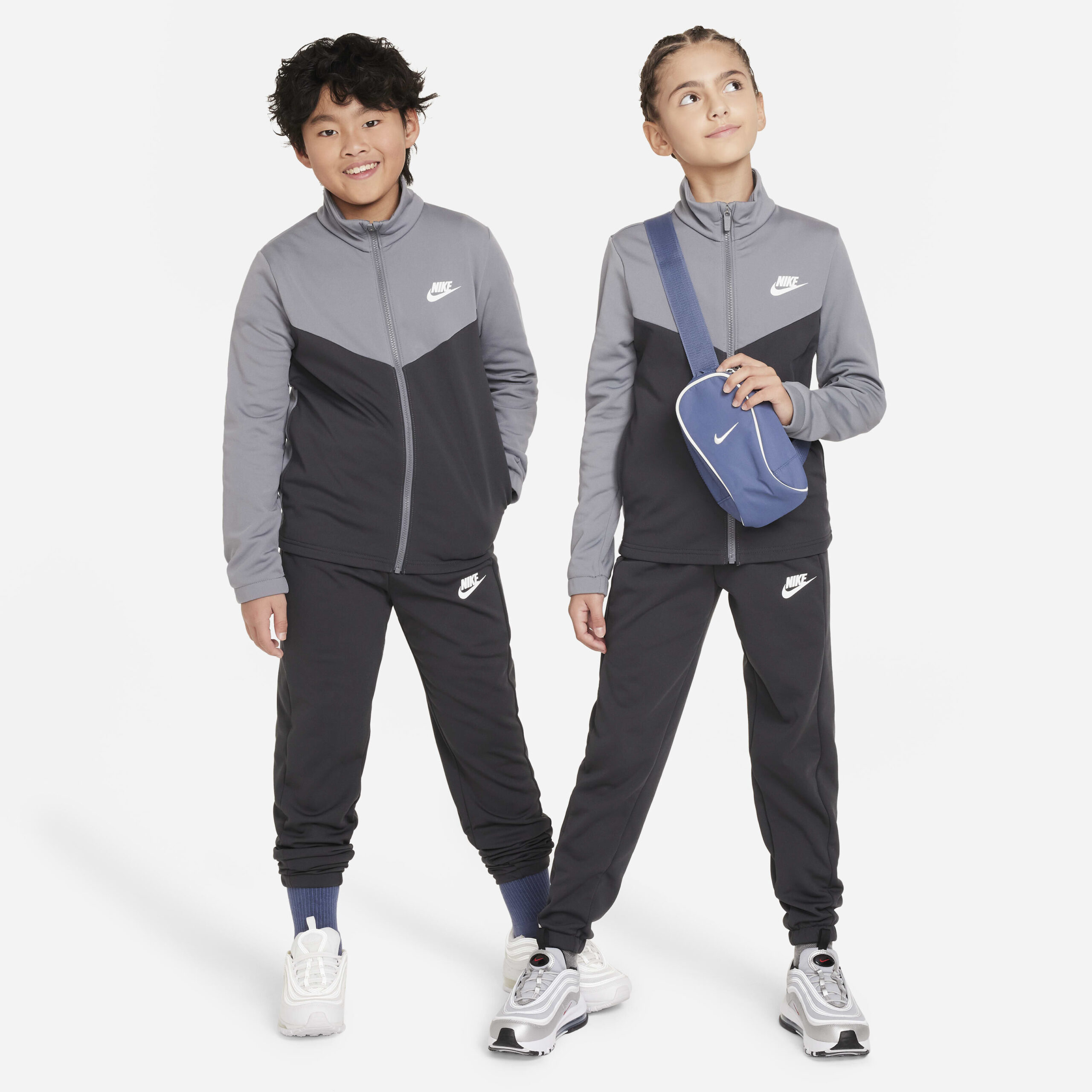 ensemble-de-survetement-nike-sportswear-full-zip-original-algerie-dz-7.jpg Ensemble de Survêtement Nike Sportswear Full-Zip – Image 1