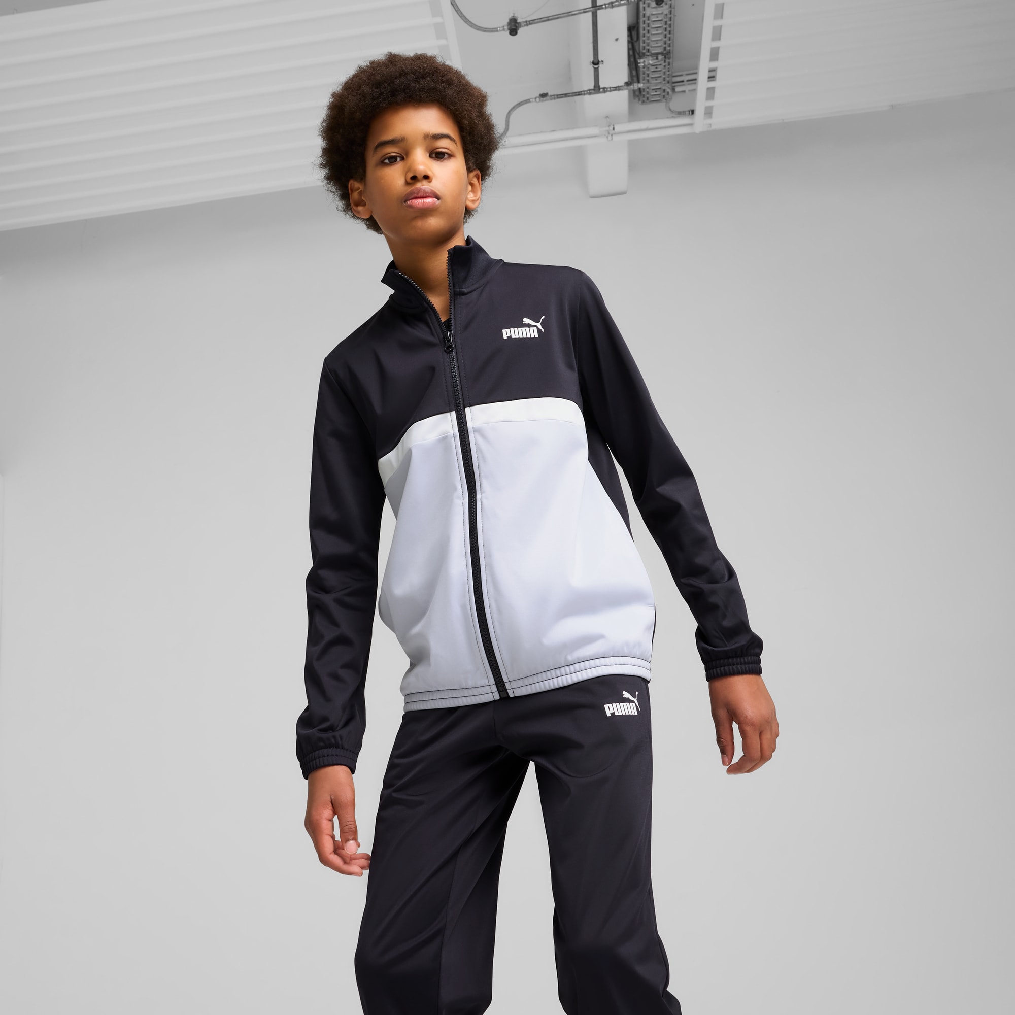 ensemble-de-survetement-puma-ess-tape-enfant-original-algerie-dz-8.jpeg Ensemble de survêtement Puma ESS Tape Enfant – Image 1