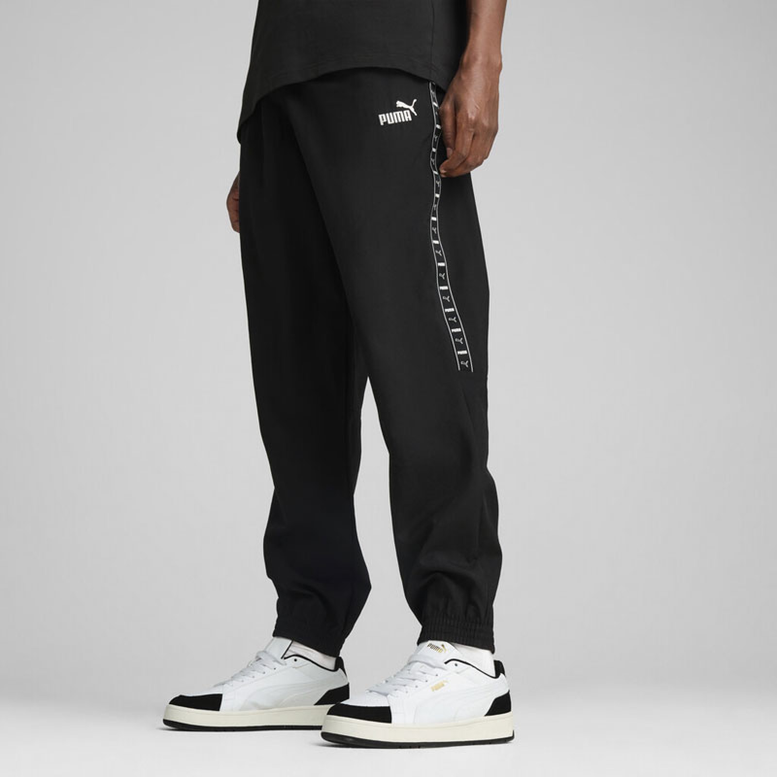pantalon-tisse-puma-ess-tape-homme-original-algerie-dz-1.jpg Pantalon tissé PUMA ESS TAPE Homme – Image 1