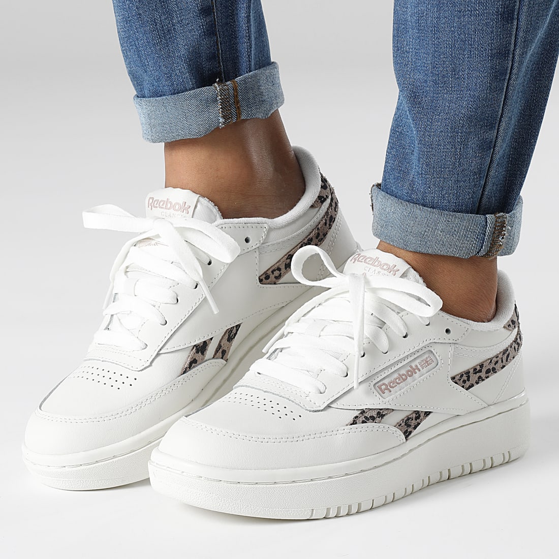 reebok_352569_GV7033_20230123T161359_01.jpg Baskets Femme Club C Double Revenge Chalk Taupe Core Black – Image 1