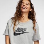 T-shirt court Nike Sportswear Essential pour Femmes – Image 3